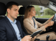 Een moderne lesauto in Almere, waarin een instructeur van Elmers Rijschool zakelijke rijles-tips deelt met een medewerker van een bedrijf om efficiënt het rijbewijs te halen.